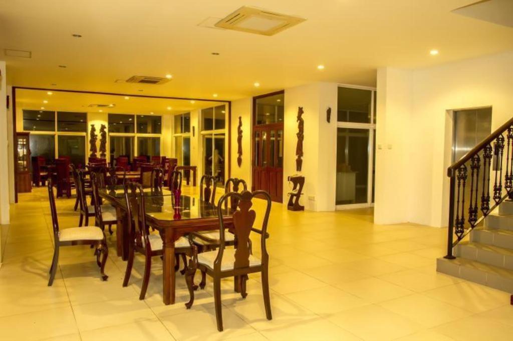 Hotel Villa Viana Marawila Exterior photo
