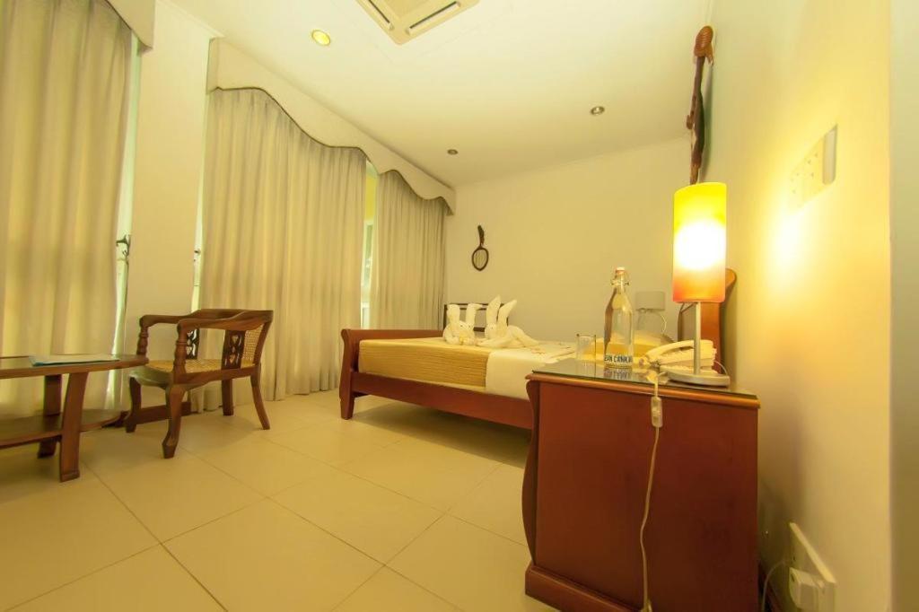 Hotel Villa Viana Marawila Exterior photo